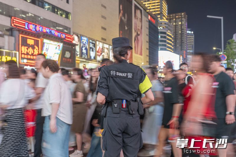 据了解，长沙特巡警支队投入302名警力开展街面勤务， 在五一商圈投入122名警力进行大客流管控。