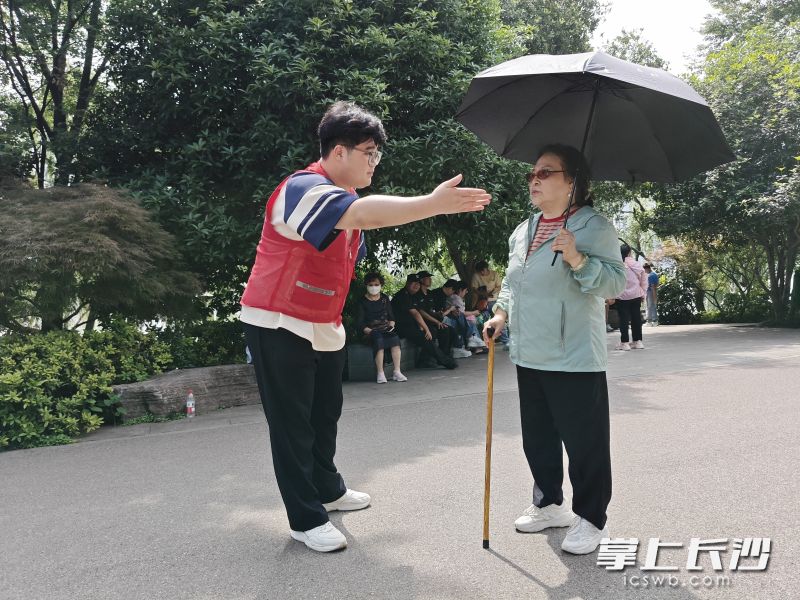 志愿者以更好的服务助力游客更好地游玩。