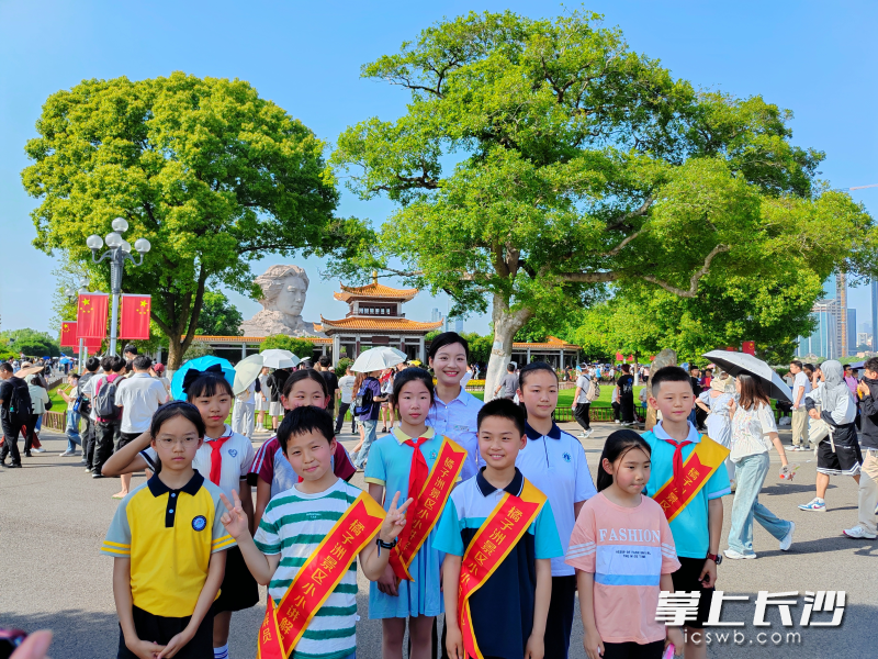 10名小小讲解员用童声讲述红色传奇。 通讯员供图 10名小小讲解员用童声讲述红色传奇。 通讯员供图