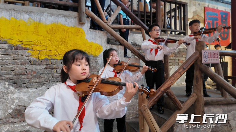儿童节，孩子们在老茶馆里尽情表演。均为全媒体记者颜家文 摄