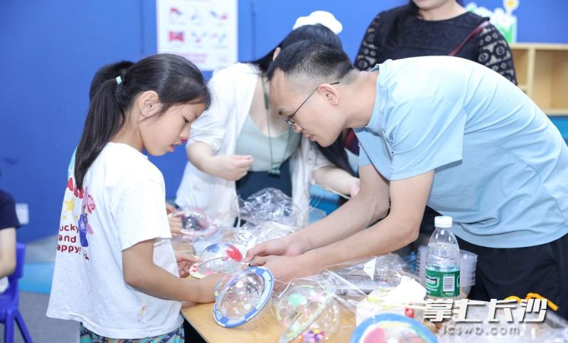 孩子们体验星座灯。均为长图 供图