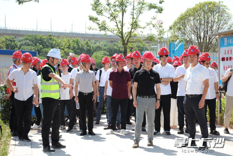 “创新驱动 智建未来”科技活动现场，大家参观智能建造领域的创新成果。  均为受访者供图