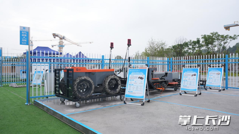 活动现场展示的智能施工机械、整平机、抹平机、磨光机等智能建造产品。