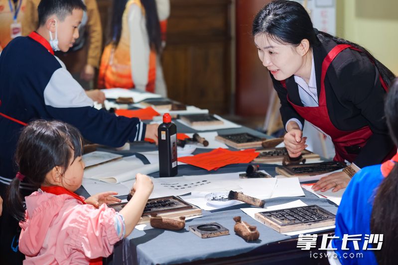 通过志愿服务，零距离学习长沙非遗知识与技艺，化身“长沙非遗传播大使”。