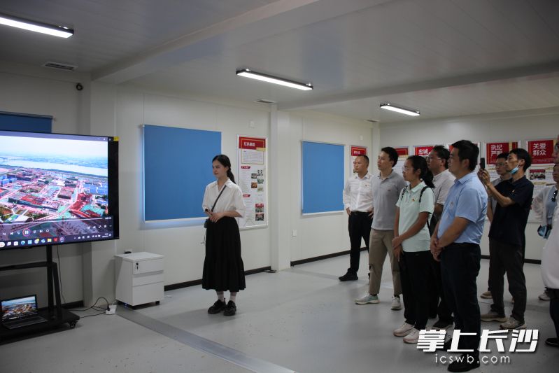 党员们认真参观湖大科创港项目智慧建造展厅和党建阵地,深入了解智能建造技术应用与党建融合实践。 通讯员供图 党员们认真参观湖大科创港项目智慧建造展厅和党建阵地,深入了解智能建造技术应用与党建融合实践。 通讯员供图
