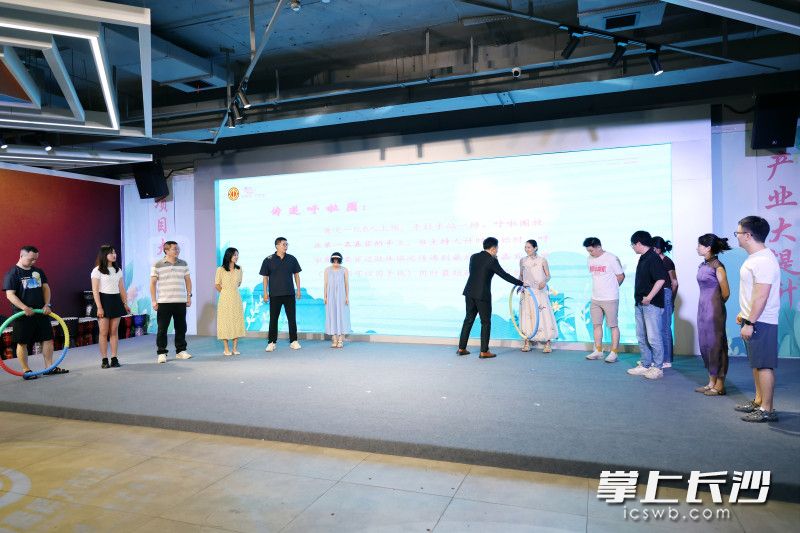 现场精心设计的“破冰游戏”“默契大考验” 等互动环节，成为了打开心扉的钥匙。均为长沙晚报全媒体记者 周游 摄