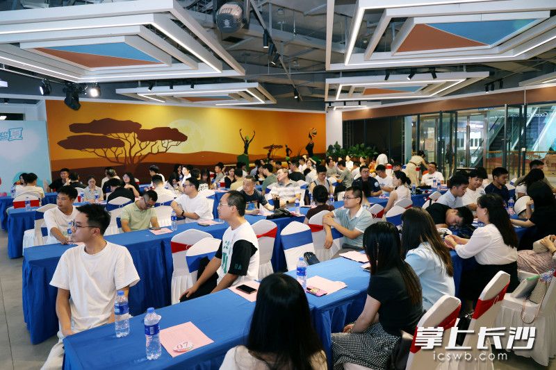 吸引了来自全区的100余名青年才俊共赴甜蜜之约。