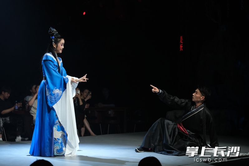 沉浸式观剧，观众伸手就能碰到演员。