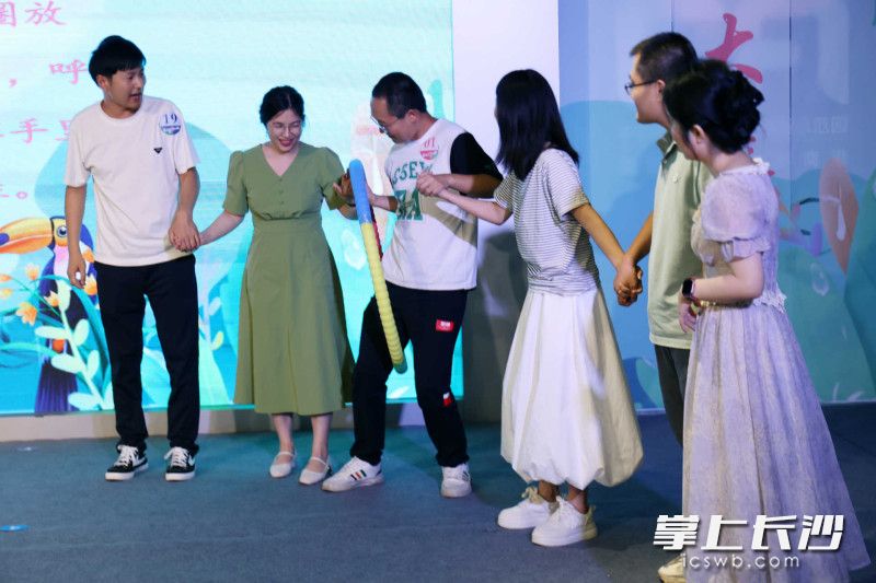 随着游戏推进，现场不时爆发出阵阵欢快的笑声。