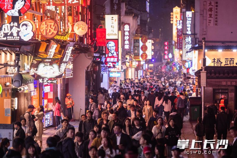 入夜后的天心区太平老街。长沙晚报全媒体记者 黄启晴 摄