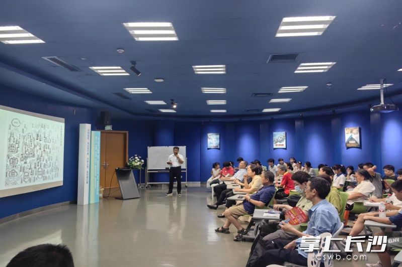 书籍分享会。均为长图 供图 书籍分享会。均为长图 供图