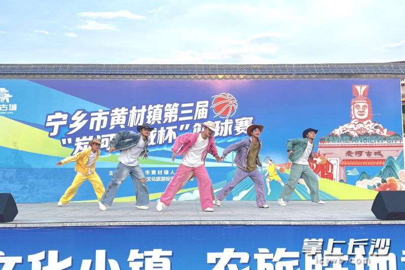 在开幕式上，炭河古城艺术团的表演燃爆全场。