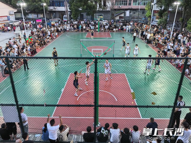宁乡市黄材镇第三届“炭河古城杯”村ba篮球赛开启，14支村队赛场大比拼。 均为长沙晚报全媒体记者张禹、通讯员向云摄