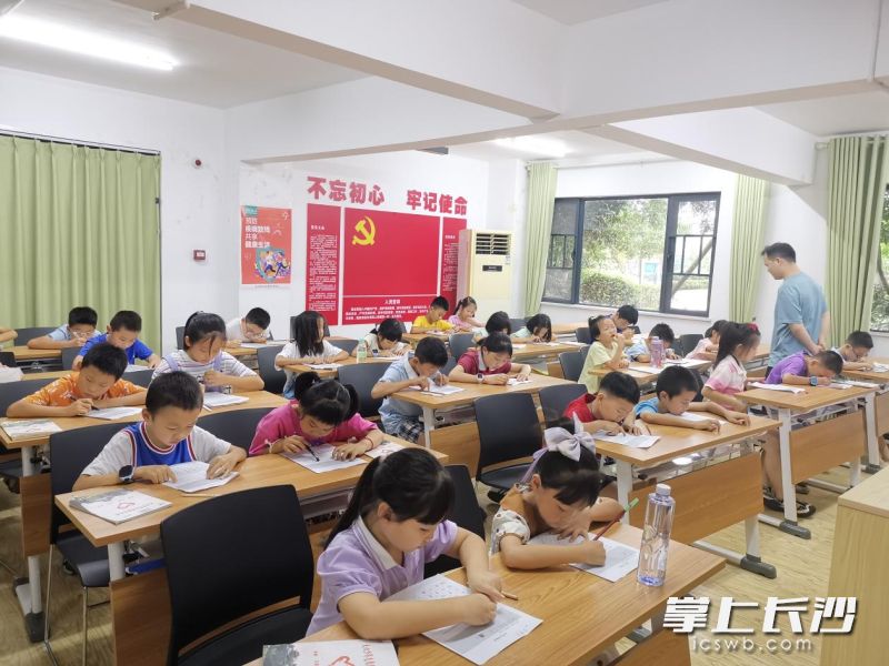 设置了看谁反应快、找不同等闯关小游戏。 设置了看谁反应快、找不同等闯关小游戏。