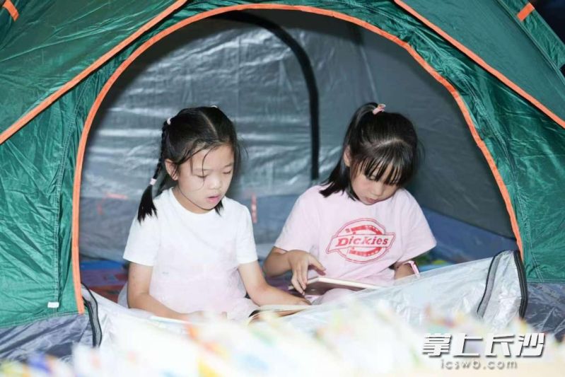 小读者在帐篷中阅读。均为长沙市图书馆 供图
