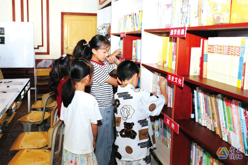 孩子们在“共享书屋”里寻找喜爱的书籍。