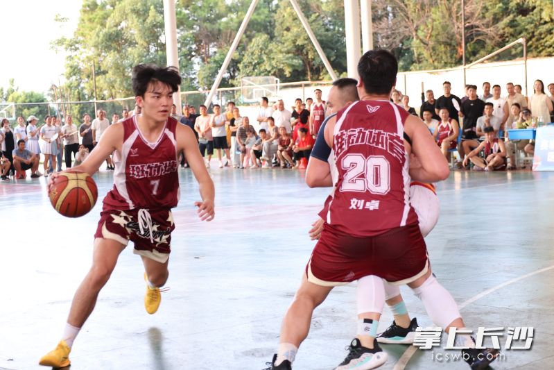 带球推进。 带球推进。