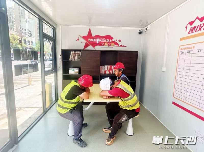 工人们在“建设者之家”休息。 工人们在“建设者之家”休息。