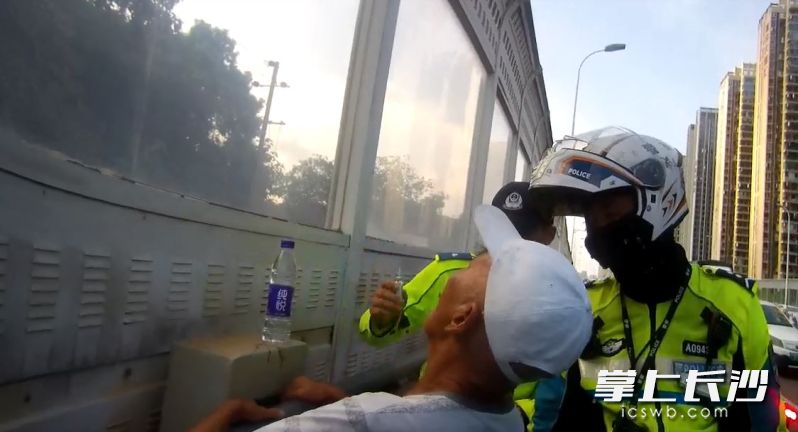 雨花交警及时为老人送去藿香正气水解暑。 雨花交警供图 雨花交警及时为老人送去藿香正气水解暑。 雨花交警供图