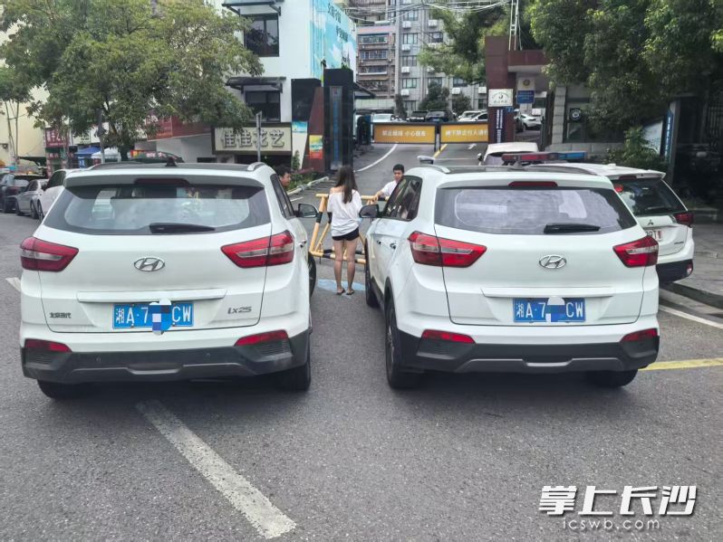 十分相似的两辆车。 雨花交警供图