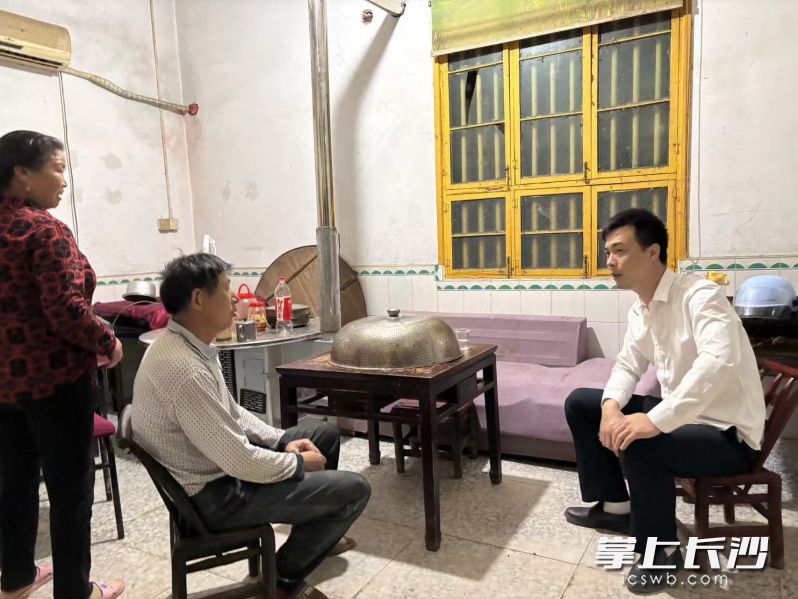 灰汤镇“片长”薛江（右一）走家入户为老百姓调解矛盾。均为长沙晚报全媒体记者 张禹 通讯员 王辞婉 摄影报道