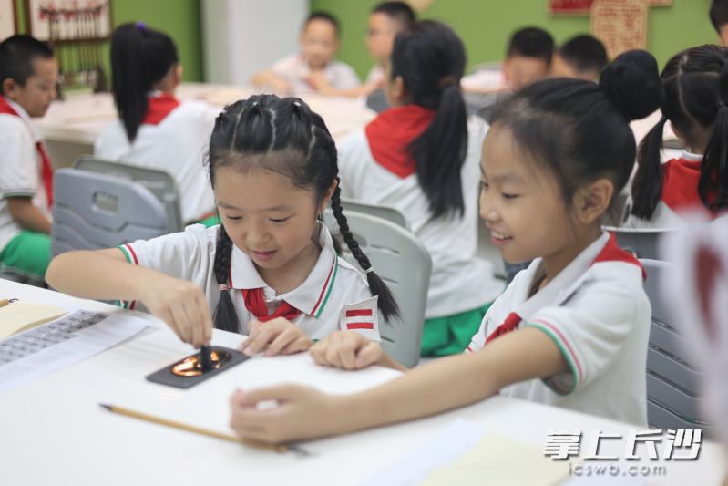 长沙市“非遗进校园”为青少年带来传统文化的滋养，让古老技艺在童心中生根发芽。均为长沙非遗馆 供图