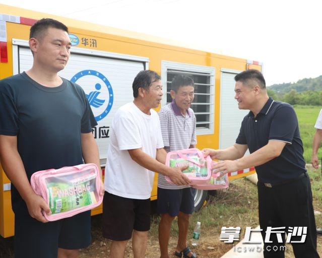 慰问组为一线工作人员送上防暑降温用品。均为长沙晚报通讯员 向玲娅供图 慰问组为一线工作人员送上防暑降温用品。均为长沙晚报通讯员 向玲娅供图