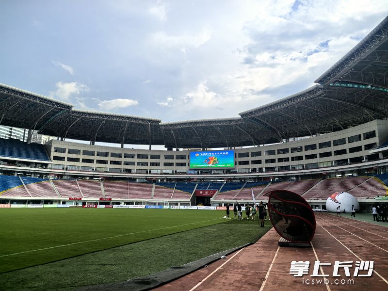 长沙贺龙体育场的草皮已经铺设就位，静待7日的开幕式和揭幕战。