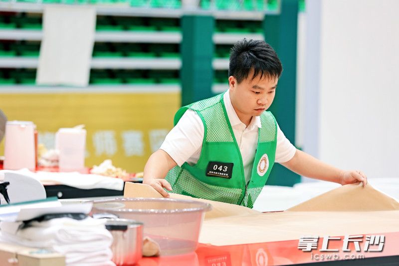 王鑫在小心翼翼地修复文物。均为受访者供图 王鑫在小心翼翼地修复文物。均为受访者供图