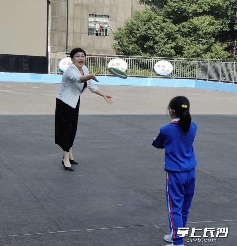 课间和学生玩飞盘。