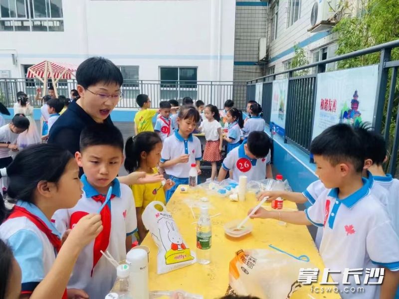 科技嘉年华活动中和孩子们一起体验自制泡泡水活动。