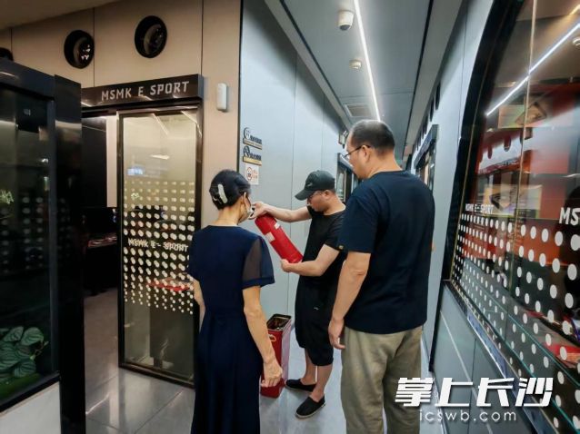 检查小组逐一查看了各场所的灭火器是否在有效期内、压力是否正常等。 检查小组逐一查看了各场所的灭火器是否在有效期内、压力是否正常等。