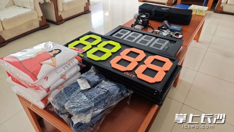 除裁判用具、球员装备等必需品外，城发体产公司还为观众准备了防暑保障物资。