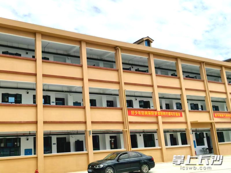 今年以来，宁乡市持续加大投入，优化资源配置，大力推进学校新建和改扩建工程。图为灰汤中学新建的教学楼。受访方供图