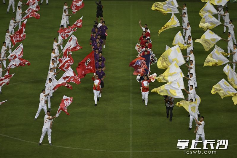 长沙队和娄底队入场。