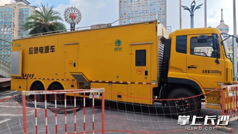 场馆周围配备的应急能源车。