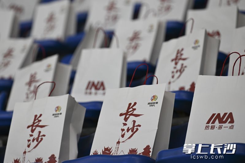 现场摆放的伴手礼。