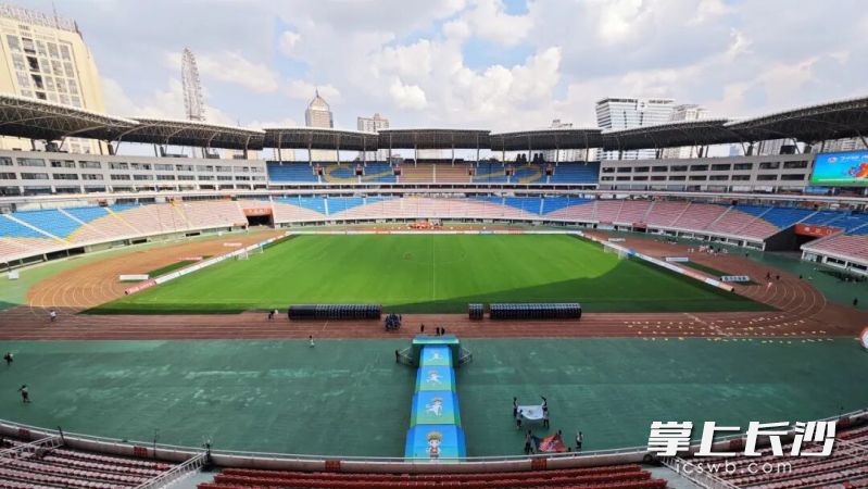 长沙贺龙体育场内正在进行紧张有序的场地布置。均为长沙晚报通讯员 肖磊 供图