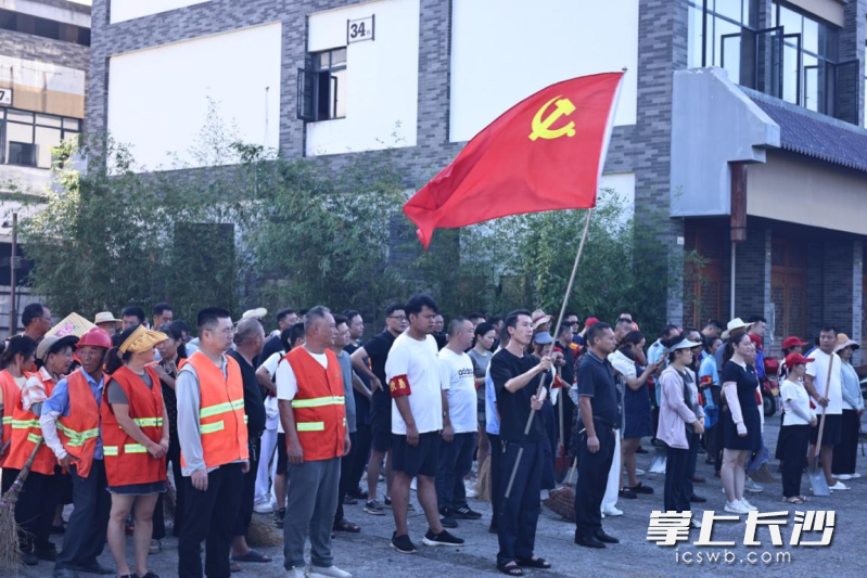 灰汤镇动员、部署“三长”及志愿者开展环境整治工作。均为灰汤镇政府供图