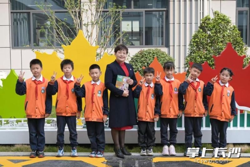 黄敏老师与学生校园合影。