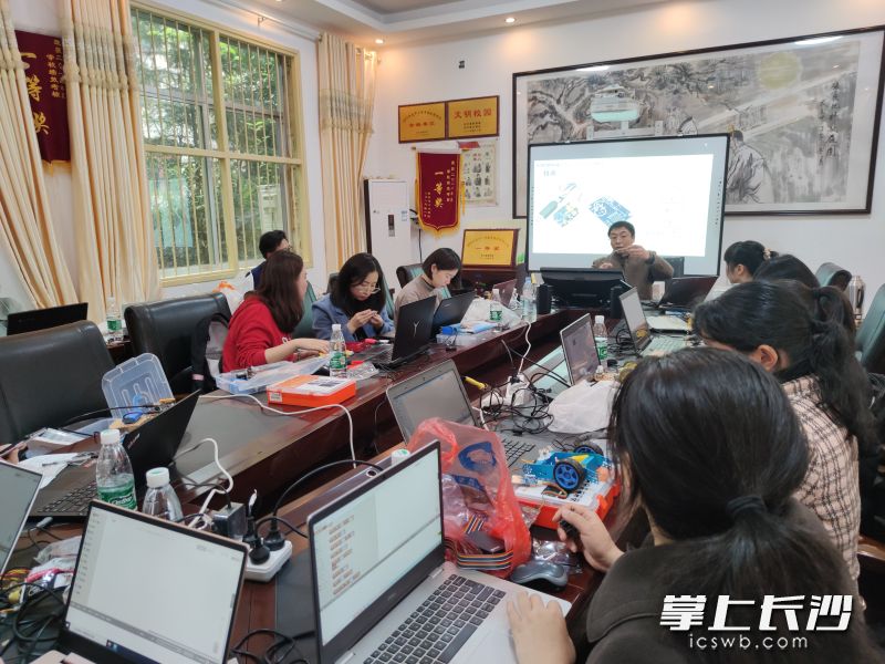 作为长沙县段贤清创客工作室首席名师，积极投身科技创新教师培养。