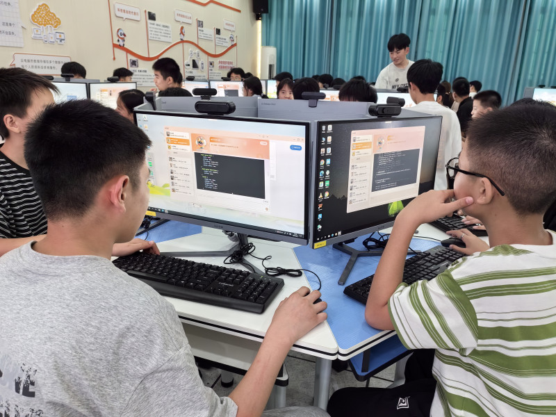 小学员正在学习自动编程。