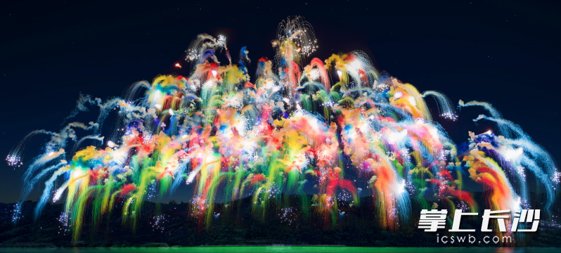 “七彩祥云”烟花效果图。