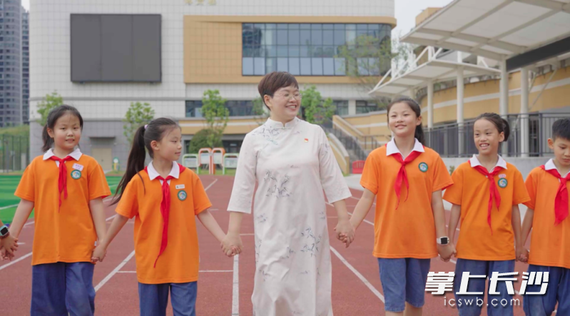 黄敏老师在操场上和孩子们聊天。