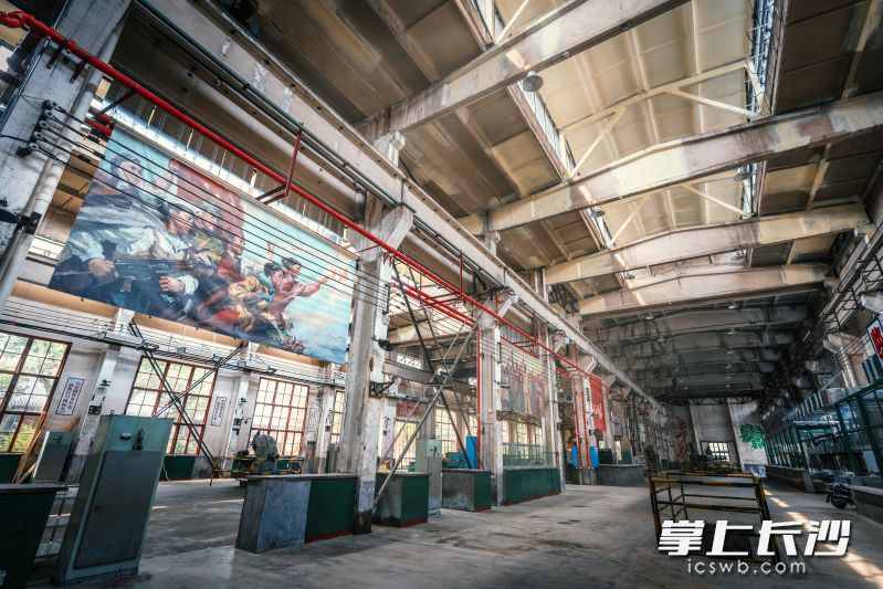 老厂房改造的茶馆内巧妙融合了20世纪80年代的怀旧氛围，墙上点缀的红色语录传递着积极向上的精神力量。