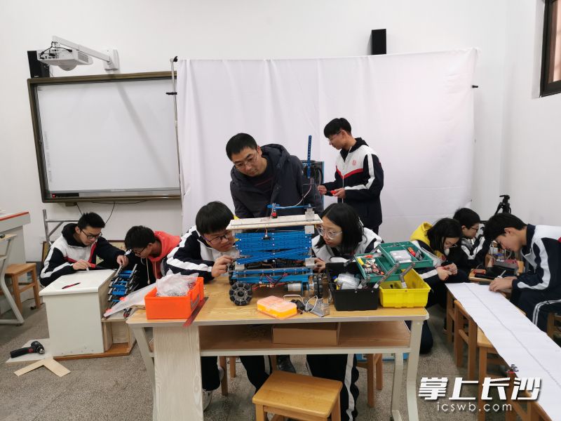 在创客工作室里指导学生。