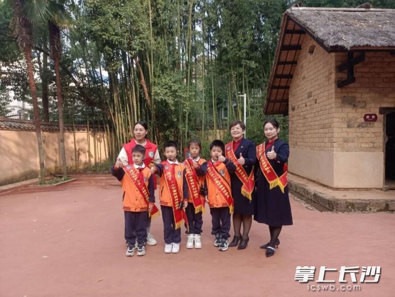 黄敏老师带领老师、家长和学生一起在湖南雷锋纪念馆做志愿者。