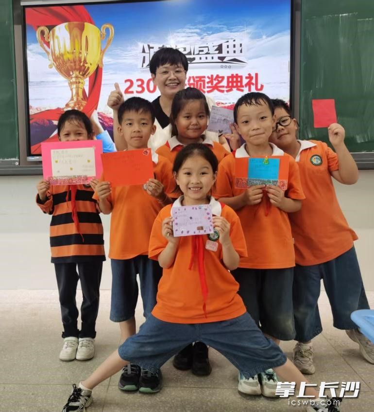 期末，孩子们自制“三好老师”“开心果老师”等奖状为黄老师颁奖。