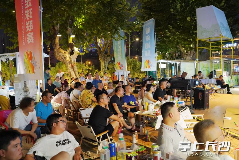 天心阁下的观赛场景吸引了大量市民。