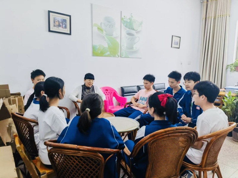 与同学们谈心。 与同学们谈心。